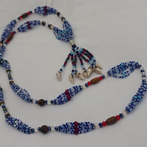 Collar Ceremonial de Yemayá Okute de cuentas checas, conchas marinas naturales y cuentas de madera y coco, adornado con una corona de goldfield y circón 💙❤️