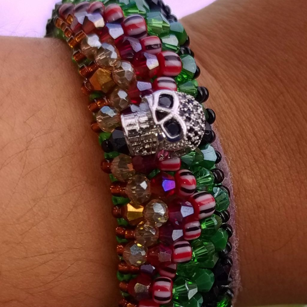 Mazo de cristal checo de Oggun y Oyá 💚🖤🤎 elástico, decorado con una calavera de zircón y goldfield.