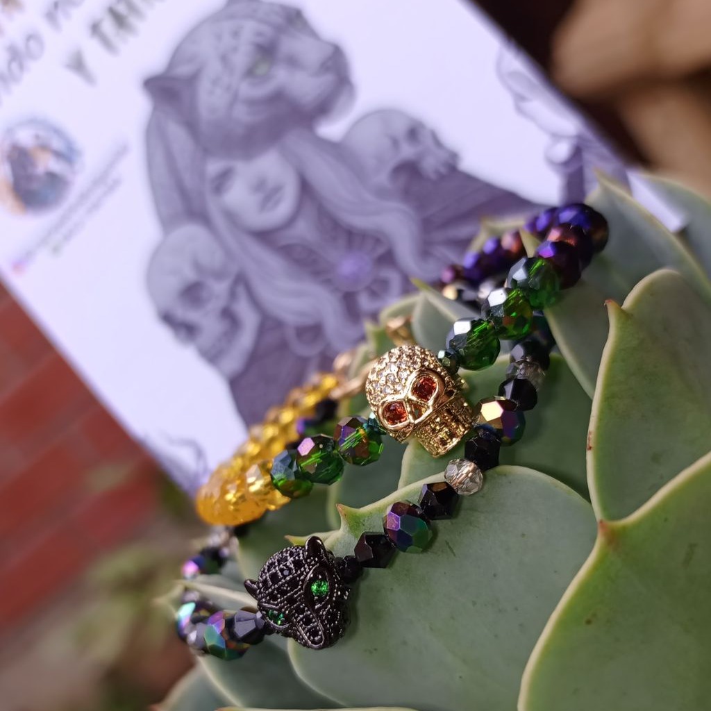 Pulseras de Colores Representativos en Palo Mayombe 💛💚💜☠️
Cristalería, Alambrismo y dijes de Zircón y Goldfilled