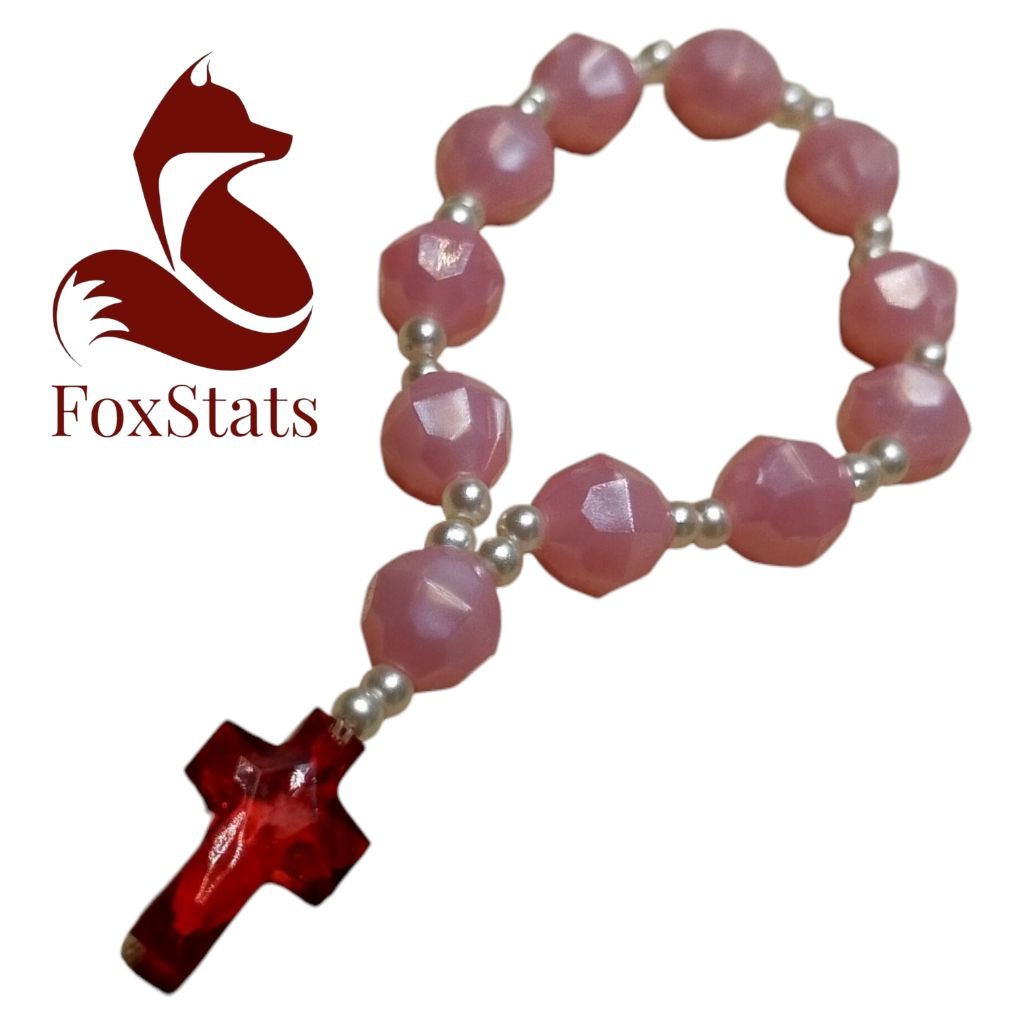 Un toque de fe y delicadeza en tus manos. Este hermoso denario, con sus cuentas rosadas facetadas y detalles perlados, culmina en una cruz translúcida que irradia serenidad. Ideal para llevar contigo o como un obsequio lleno de significado.