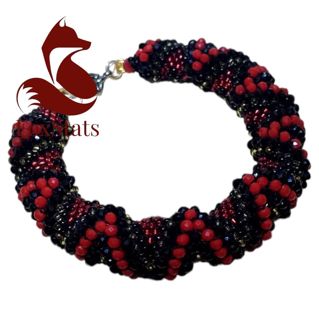 Ilde Eleguá - Una pieza que representa al dueño de las llaves y la guía espiritual. Confeccionada con esmero, esta pulsera es un recordatorio de que siempre hay un camino por recorrer.