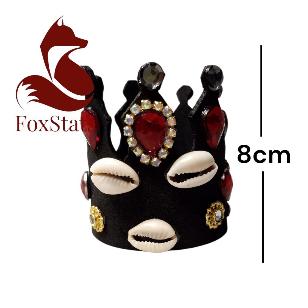 Corona de Eleguá - Una corona artesanal de 8cm, perfecta para la decoración de tu altar. Confeccionada con elementos que simbolizan al dueño de los caminos, esta pieza es un adorno lleno de significado y estilo, ideal para mostrar tu devoción.
