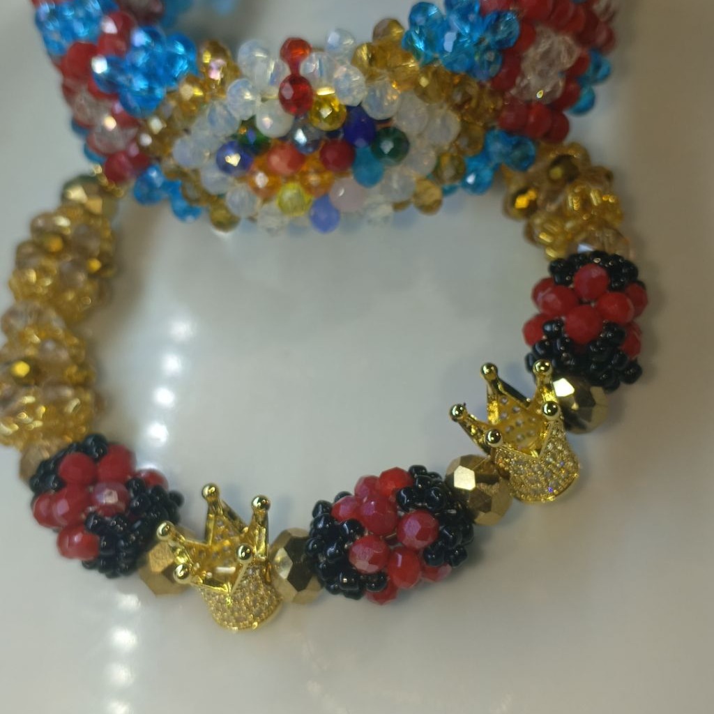 Ilde eleggua y oshun de puñitos tejidos y coronas a los lados y alambre dorado