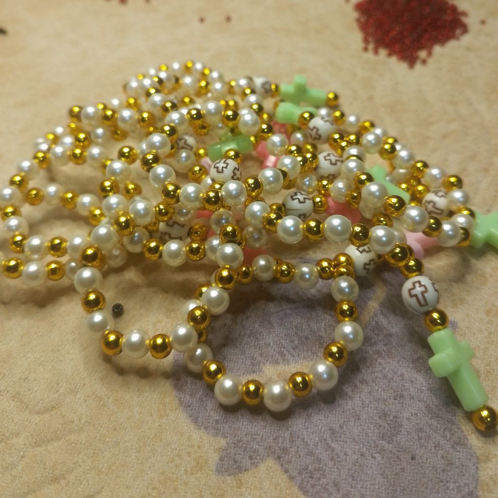 Denarios personalizados en perlas y balines dorados, hecho a mano.