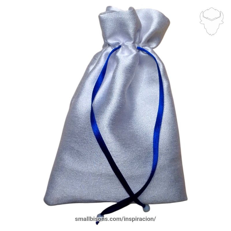 Bolsa caracolera blanca con cinta azul tejida en bisutería artesanal