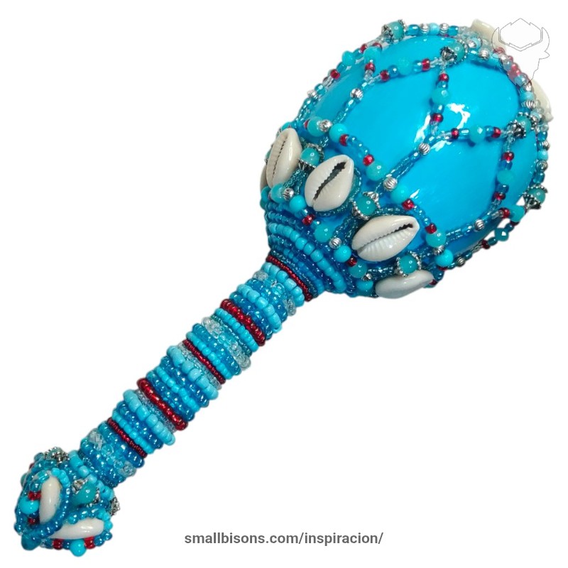 Maraca decorada en colores de Yemayá elaborado con caracoles y accesorios de cuentas, acrílicos