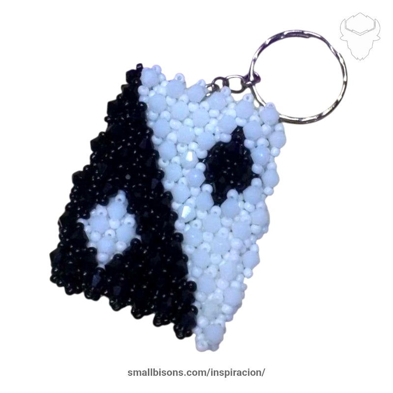 Llavero en la técnica JJ en representación a un YinYang full cristales rombos y cuentas 2mm