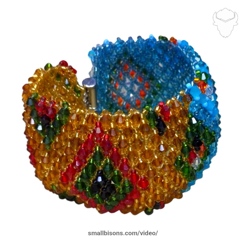 Brazalete JJ elaborado con la técnica Capricho full cristal con un diseño combinado
