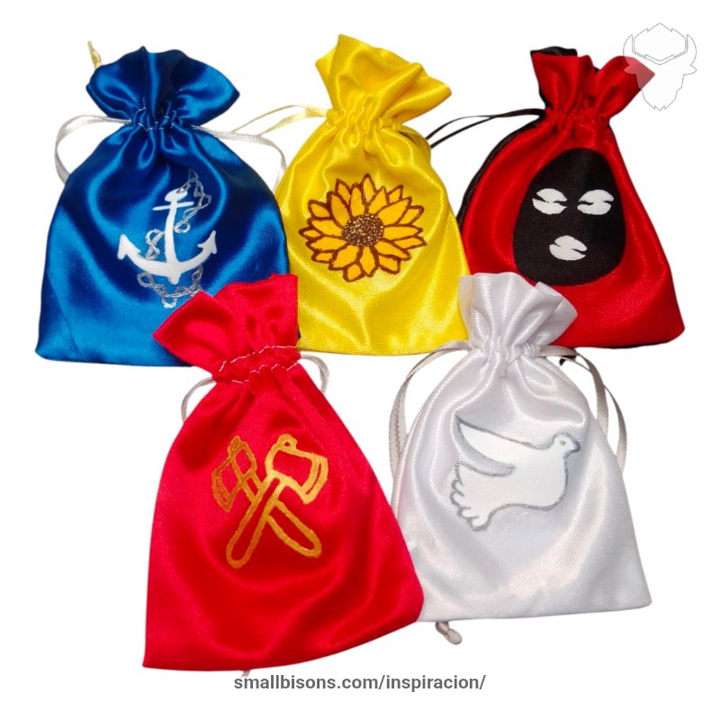 Modelos exclusivos en bolsas de caracoles decorados en representación a cada orisha