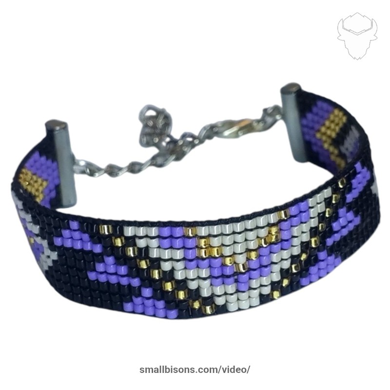 Pulsera en telar con figuras abstractas usando hilo chino y terminaciones impecables