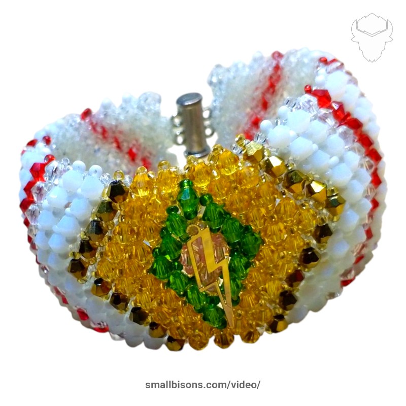 Brazalete JJ elaborado con un dije central de un rayo con cuentas y cristales Swarovski