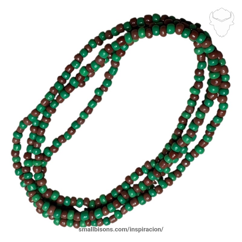 Collar de IFA tradicional en cuentas grandes verdes y amarillas
