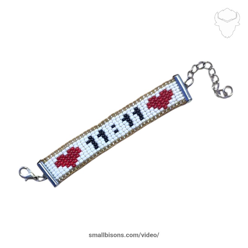 Pulsera en telar de mostacillas en tipografía 11:11 con corazones elaborado en cuentas