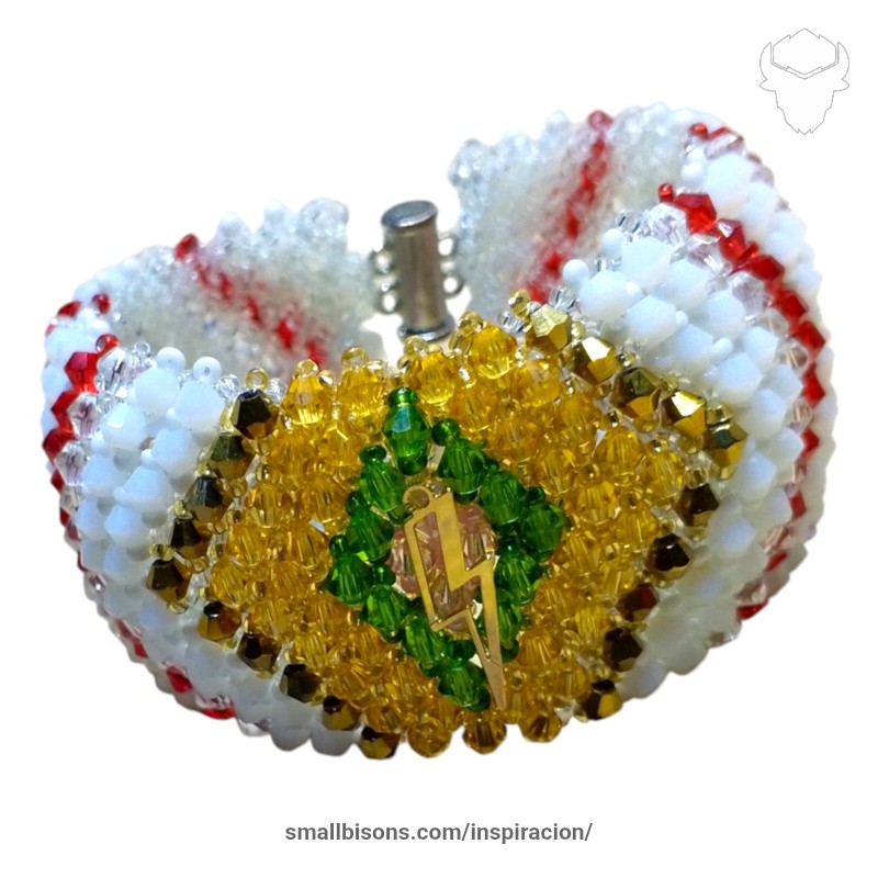 Brazalete JJ elaborado con un dije central de un rayo con cuentas y cristales Swarovski