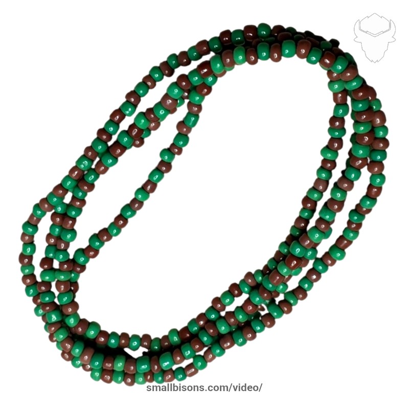 Collar de IFA tradicional en cuentas grandes verdes y amarillas