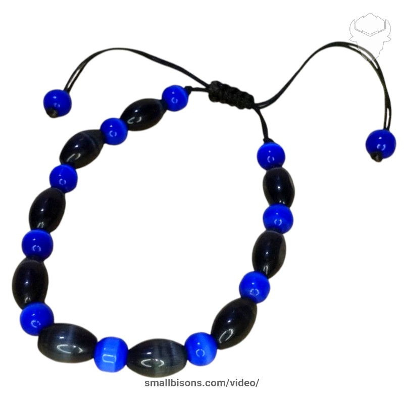 Pulsera en hilo chino negro, elaborado en ojo de gato azul y acrílicos