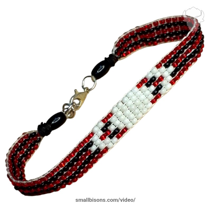 Brazalete en telar con cuentas (Mostacillas 10/0) en rojo con negro y un rombo en blanco en el centro